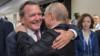 Герхард Шредер обнимает президента Путина, Москва, 14 18 июня