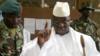 Яхья Джамме, будучи президентом Гамбии, показывает свои пальцы с чернилами после того, как проголосовал во время президентских выборов 22 сентября 2006 г.