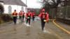 В День подарков команда горных спасателей Абергласлина спасла людей из домов, пострадавших от наводнения, недалеко от замка Бомарис на острове Англси