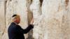 Президент США Дональд Трамп касается Стены Плача, самого святого места для молитв иудаизма, в Старом городе Иерусалима
