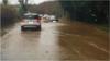 Машины проезжают через паводок по трассе A35 в Уинтерборн-Аббасе