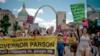 Участники скандируют и маршируют по центру Сент-Луиса во время митинга и марша протеста против закрытия последней клиники абортов в Миссури 30 мая 2019 года в Сент-Луисе, штат Миссури