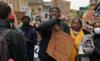 Демонстранты на протесте Black Lives Matter у памятника Грею в Ньюкасле