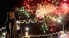 Фейерверк взрывается возле Колеса Света во время празднования Дивали в Лестере