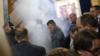 Оппозиционные депутаты бросают слезоточивый газ, поскольку косовские полицейские не дают им присутствовать на продолжающейся сессии парламента в Приштине