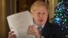 Борис Джонсон показывает проект документа о сделке по Brexit в видеообращении в канун Рождества 2020 года