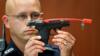 Пистолет, из которого убили Трейвона Мартина, демонстрируется во время судебного процесса над Циммерманом