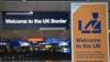 На фотографии пограничного контроля Великобритании в аэропорту изображены два знака с надписью «Добро пожаловать на границу Великобритании» и «Добро пожаловать в Великобританию» с предупреждением о паспортном контроле