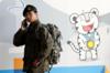 Южнокорейский солдат использует мобильный телефон в PR-стенде Зимних Олимпийских и Паралимпийских игр в Пхенчхане 5 января 2018 года в Сеуле, Южная Корея