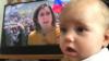 Крошка Айседора с мамой Кэти Уотсон по телевизору позади нее