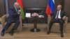 Президент Беларуси Александр Лукашенко (слева) и президент России Владимир Путин (справа) во время встречи на черноморском курорте Сочи, Россия, 14 сентября 2020 года