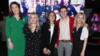 Сценарист Derry Girls Лиза МакГи с актерами Николой Кофлан, Луизой Харланд, Диланом Ллевеллин и Сиршей-Моникой Джексон в кинотеатре Omniplex в Лондондерри на премьере второго сериала