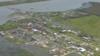 Паводковые воды окружают здания, как видно из пролета береговой охраны США для обследования повреждений после урагана «Лаура» в Лейк-Чарльз, штат Луизиана, США, 27 августа 2020 г.