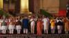 Премьер-министр Нарендра Моди и члены его кабинета встают перед гимном после принесения присяги в Раштрапати-Бхаван 30 мая 2019 года в Нью-Дели, Индия.