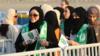 Саудовские женщины-сторонницы Аль-Ахли выстраиваются в очередь у входа для семей и женщин в Спортивный городок короля Абдаллы в Джидде 12 января 2018 г.,