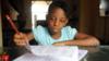 USE Omoze Ogwogho, 7 лет, ученица Международной школы Christower, одной из частных школ Нигерии, делает домашнее задание 8 июня 2013 года дома в юго-западном городе Ибафо, штат Огун.