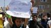 Кашмирские мусульмане держат плакаты и выкрикивают лозунги во время акции протеста в пользу исламского ученого и основателя Peace TV доктора Закира Найка в Сринагаре, летней столице индийского Кашмира, 8 июля 2016 г.