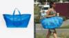 большая синяя сумка-тоут Balenciaga и большая синяя сумка-тоут Ikea рядом друг с другом