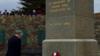 Майкл Фэллон у памятника Освобождения в Стэнли, Фолклендские острова (17.02.2016)