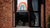 Нарисованное от руки изображение радуги видно в окне в Ливерпуле, поскольку распространение коронавирусной болезни (COVID-19) продолжается. Ливерпуль, Великобритания