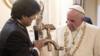 Папе Франциску преподносят в подарок серповидное распятие и молот