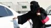 Женщина из Саудовской Аравии садится в машину