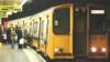 пассажиры садятся на поезд Merseyrail