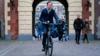 Премьер-министр Нидерландов Марк Рютте на велосипеде прибывает в здание Совета министров в Бинненхоф в Гааге, Нидерланды