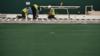 Рабочие укладывают пол во время строительства полевого госпиталя в спортивной академии Лландарси в Ните