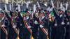Иранская элита революционных гвардейцев марширует во время ежегодного военного парада, посвященного восьмилетней войне Ирана с Ираком, в столице Тегеране 22 сентября 2011 года.