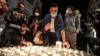 Люди зажигают свечу возле базилики Нотр-Дам-де-л'Ассомпшен в Ницце 29 октября 2020 г.