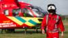 Сотрудник службы скорой медицинской помощи Thames Valley с вертолетом