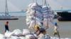 Рабочие разгружают товары в китайском порту