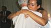 Рэйчел Прайор обнимает своего отца Линтона