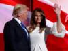 Мелания Трамп со своим мужем, кандидатом в президенты США от республиканцев Дональдом Трампом, на Республиканском национальном съезде в Кливленде, штат Огайо, 18 июля 2016 г.