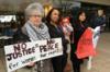 Дайан Лэнгфорд, Ями и Мила Манчанда и Клаудия Манчанда на акции протеста у Королевского фестивального зала