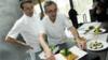 Французский шеф-повар Мишель Бра и его сын Себастьен представляют блюдо в новом ресторане Бра в музее Сулаж в Родезе, на юге Франции, 25 марта 2014 г.