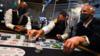 Персонал в средствах индивидуальной защиты играет в рулетку в казино The Rialto в центре Лондона