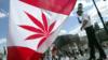 Активист марихуаны Крис Лоусон выступает с речью на сцене во время митинга в поддержку легализации марихуаны 5 июня 2004 года на Парламентском холме в Оттаве, Канада. Верховный суд Канады недавно оставил в силе решение оставить марихуану в качестве запрещенного вещества.