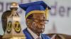 93-летний Мугабе в кепке и платье председательствует на выпускной церемонии на этой неделе