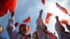 Дети размахивают китайскими флагами