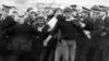 23 июля 1984 года: полиция задерживает пикетчиков возле карьера Билстон Глен, недалеко от Эдинбурга, во время забастовки шахтеров 1984 года.
