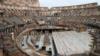 Иностранные туристы в амфитеатре Колизея