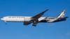 Air New Zealand Boeing 777, а именно Boeing 777-319 (ER) с регистрацией ZK-OKR, приземляется в лондонском международном аэропорту Хитроу в Великобритании