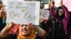 Протестующие держат плакаты во время акции протеста против изнасилования и убийства восьмилетнего ребенка в Кашмире.