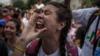 Женщина кричит во время демонстрации в Каракасе, Венесуэла, 26 октября 2016 г.