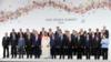 Мировые лидеры позируют на семейной фотографии лидеров на саммите лидеров G20 в Осаке