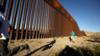 Дети бегают вдоль пограничного забора между Мексикой и США во время межрелигиозной службы у пограничной стены президента США Дональда Трампа в Сьюдад-Хуаресе, Мексика, 26 февраля 2019 г.