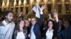 Новый мэр Пьер Хурмик (в центре), EELV, Europe Ecologie Les Verts, реагирует после победы во втором туре муниципальных выборов во Франции в Бордо, Франция, 28 июня 2020 г.