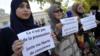 Женщины держат таблички с надписью «Разве это не провокация, просто моя свобода совести» во время «марша платков» в Авиньоне
